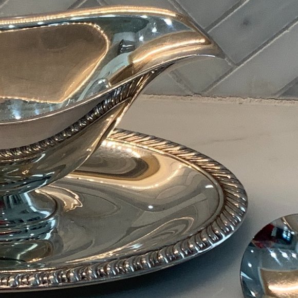 Silver Plated Gravy Boat with Under-plate and Ladle - Picture 13 of 13